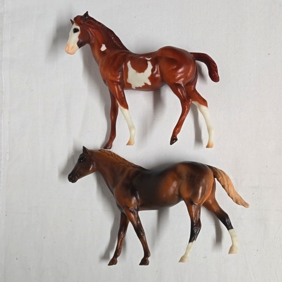 2 Breyer Reeves Horses 4" - 5" Pinto Chestnut Nice Condition Freestanding - Picture 3 of 16